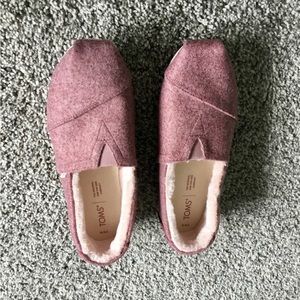 Tom’s slip-ons fleece lined Noel edition size 8